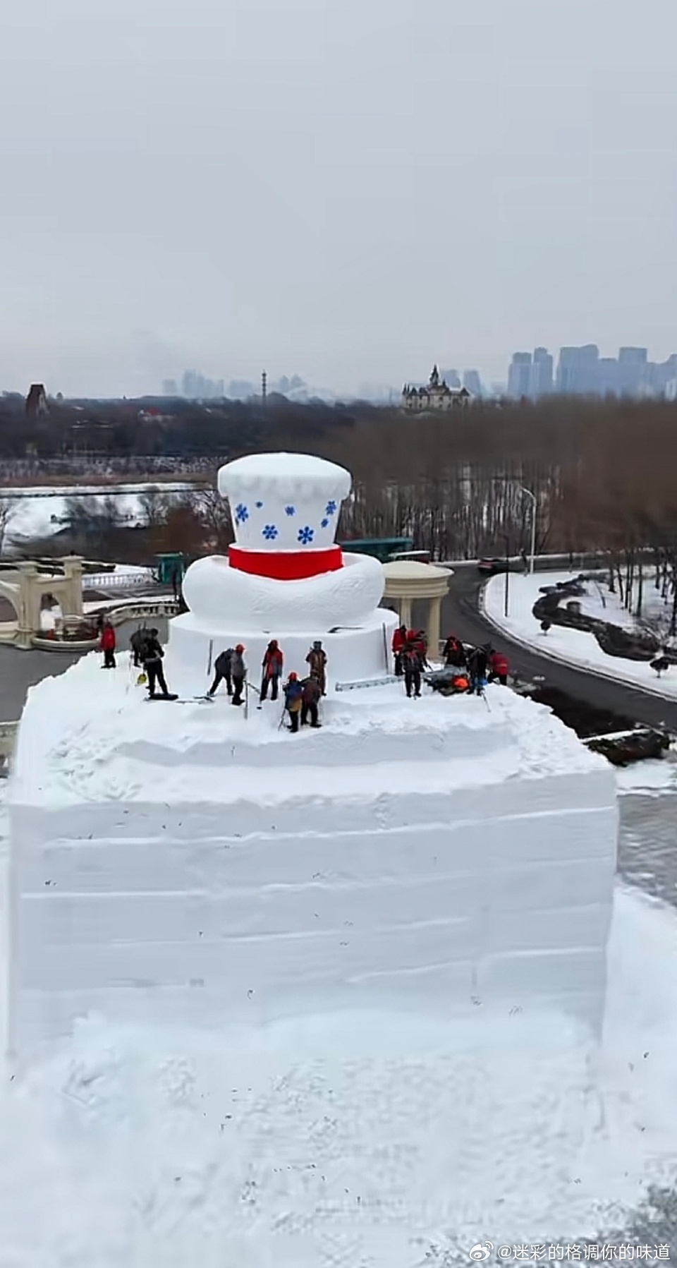 哈尔滨的第一个大雪人亮相