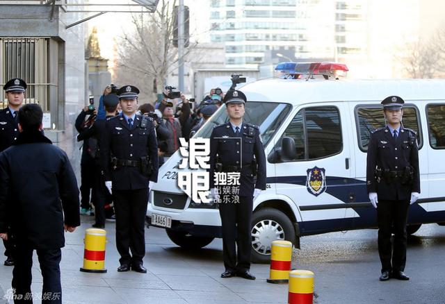 押送李铁的警车进入法院