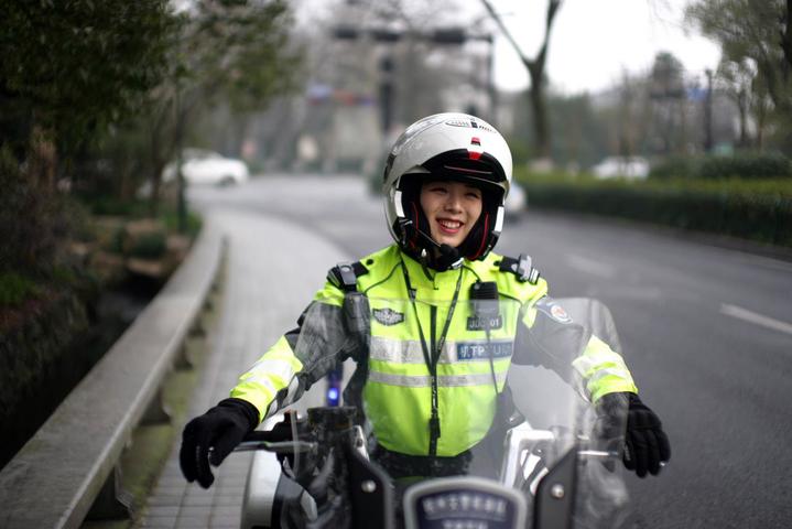 杭州女骑警神似贾静雯