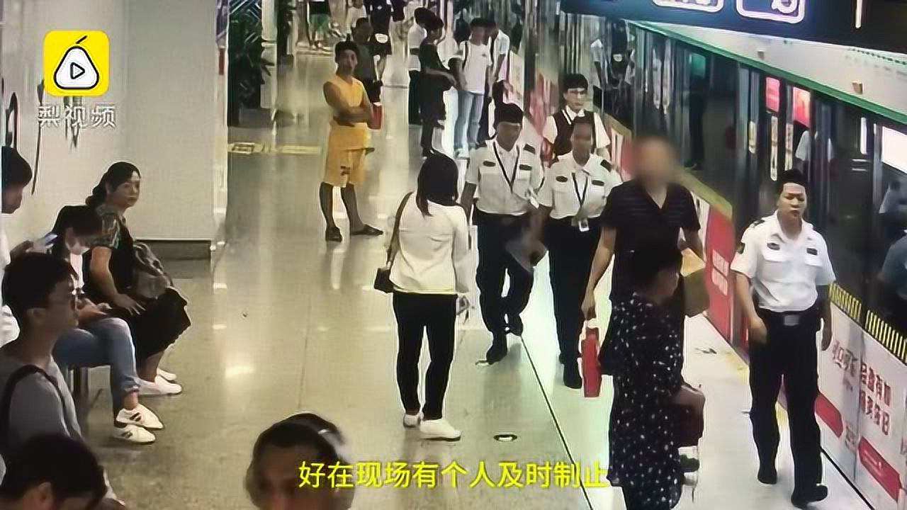 上海地铁乘客互骂女子怒问你上海几套房