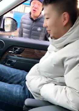 夫妻买车，公公不让儿媳坐副驾