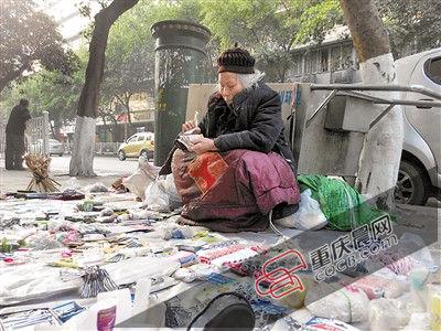 90岁奶奶寒冬摆摊，年轻人需警醒